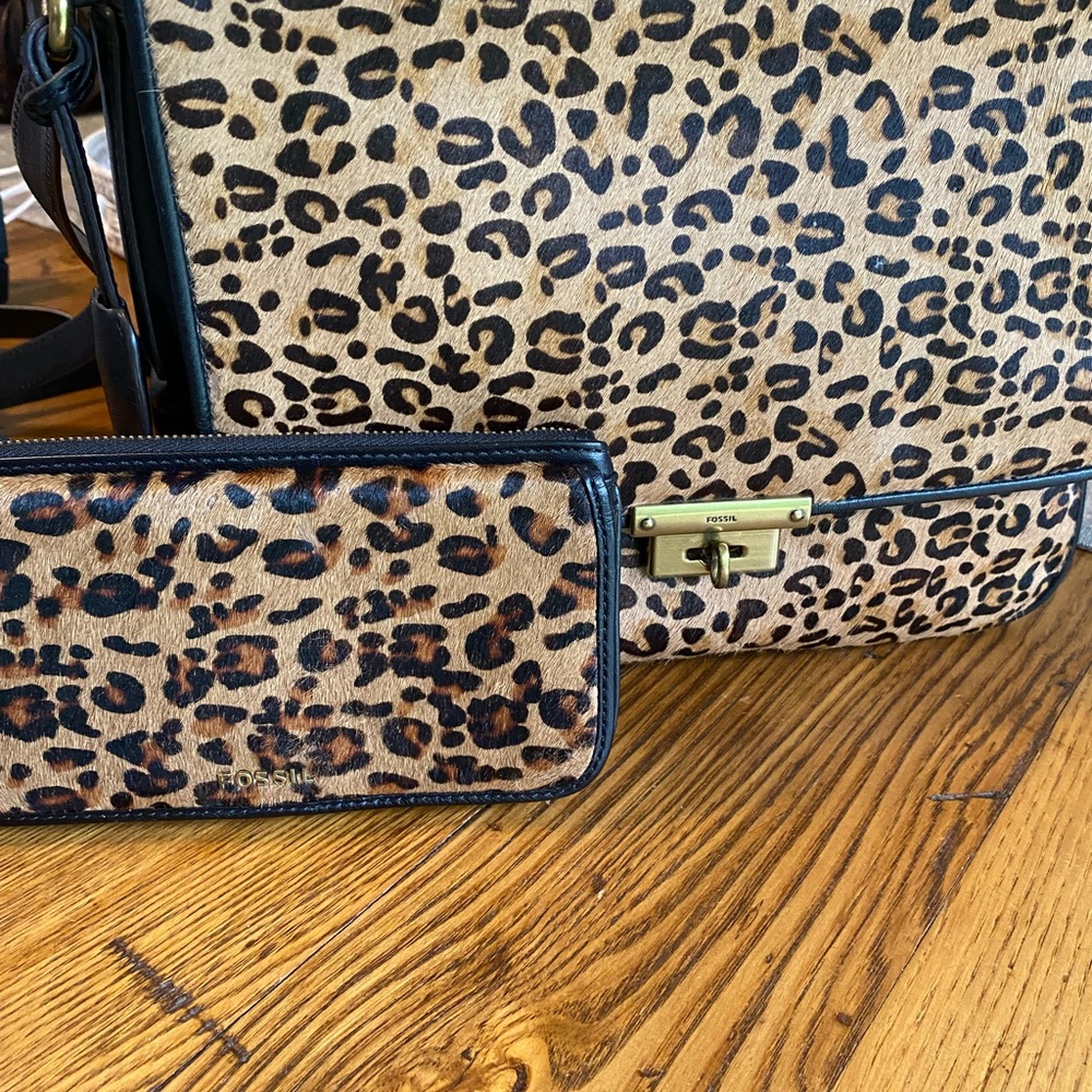 Brand new, never used Fossil purse with matching wallet.